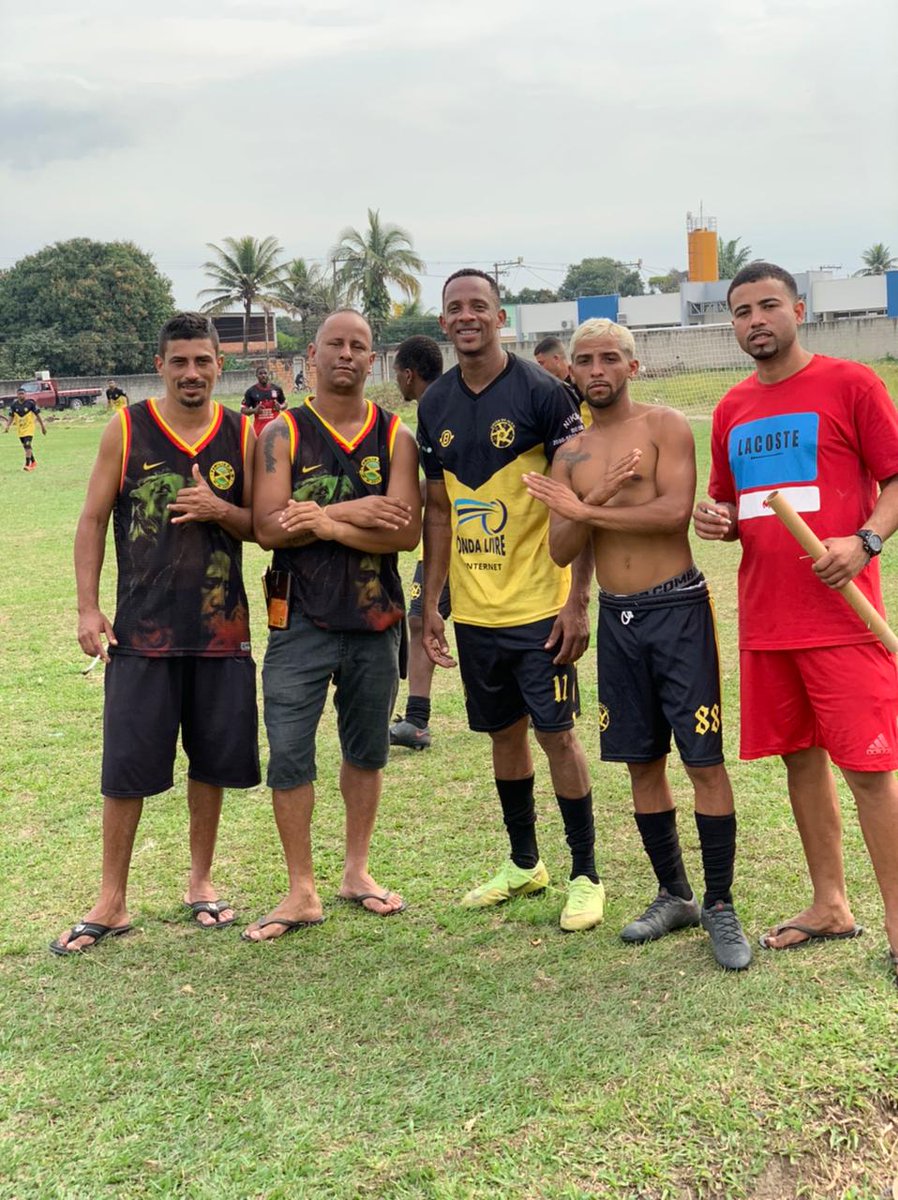 corta_vento7's tweet photo. 1 a 0 nós 🇯🇲fbm vs barro branco FC🇦🇱 quem tava viu que jogão 👏 que os próximos sejam ainda mas disputando e valendo💰que e o que faz o espetáculo ganhar mas visibilidade 😉🤑 https://t.co/VKKObsN5gR