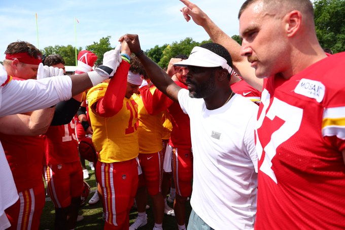 Michael Vick and Chiefs players in a huddle
