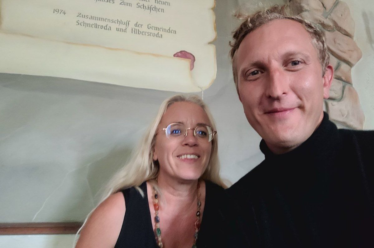 ddwiedersetzen's tweet photo. In #Dresden pflegen zwei #Stadträtinnen gute Kontakte zur Neuen Rechten und nehmen an einem Sommerfest der Szene teil. Wie sieht das eigentlich der @staDDrat? #NaziNotstand #Staddtrat #Dagen #Schöps #NeueRechte #IfS #Schellroda #NaziProblem
Mehr zum Thema:
https://t.co/njMoSDXfo4 https://t.co/BoYfjSiA6D