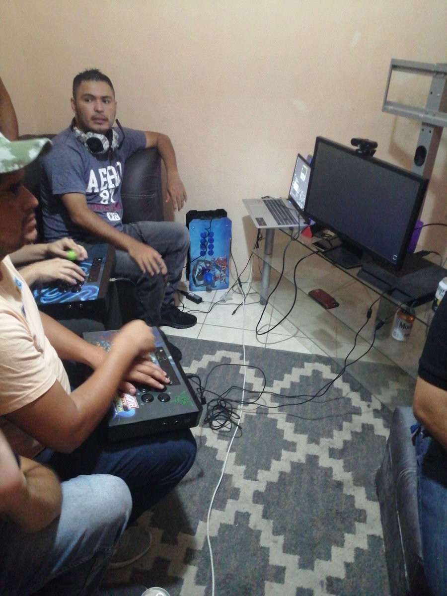 agitoshark11's tweet photo. Con el auge de la evo, hicimos nuestro propio torneo, hahaha me encantó ser caster, para que nadie nos conociera, casi llegamos a los 300 viewers 👀💦 https://t.co/sFCyXReY8E
