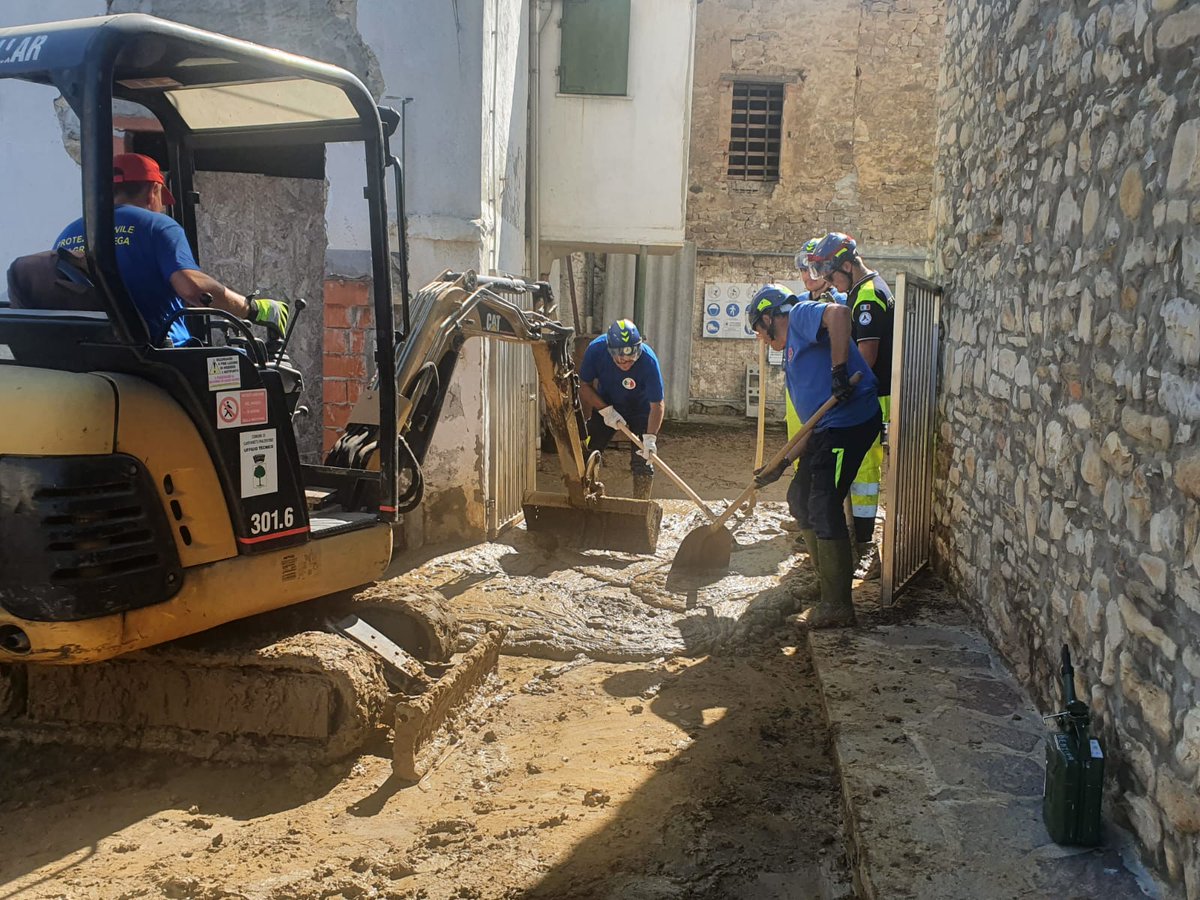PLValnureChero's tweet photo. A seguito delle piogge del 06 Agosto il @GruppoVega sta lavorando incessantemente a Sariano di #Gropparello per rimuovere una grossa quantità di fango che ha colpito un'abitazione per permettere alla famiglia di tornare alla normalità #noicisiamo https://t.co/CdSHC9mrTp