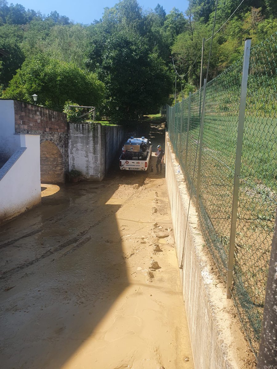 PLValnureChero's tweet photo. A seguito delle piogge del 06 Agosto il @GruppoVega sta lavorando incessantemente a Sariano di #Gropparello per rimuovere una grossa quantità di fango che ha colpito un'abitazione per permettere alla famiglia di tornare alla normalità #noicisiamo https://t.co/CdSHC9mrTp