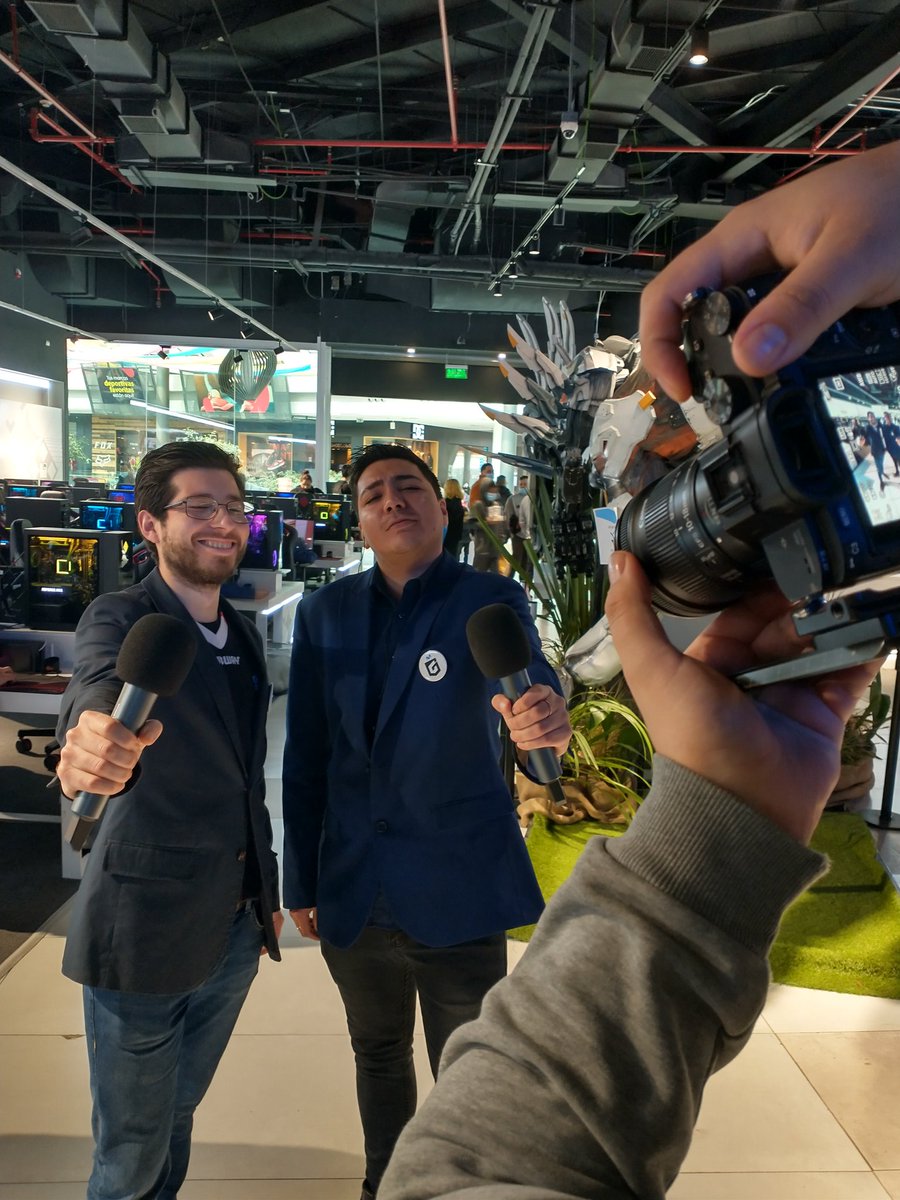 ETCMcflyChile's tweet photo. Que lindo el torneo de #WildRift que ha comenzado en @MovistarGC #mallplazavespucio en un rato comenzamos la transmisión. Los bellos de @Rigelgaming16, @CasterMila y @caster_batuzai en la casa. @wresports_la @wre_news let's go! https://t.co/bB5qOb0gY9