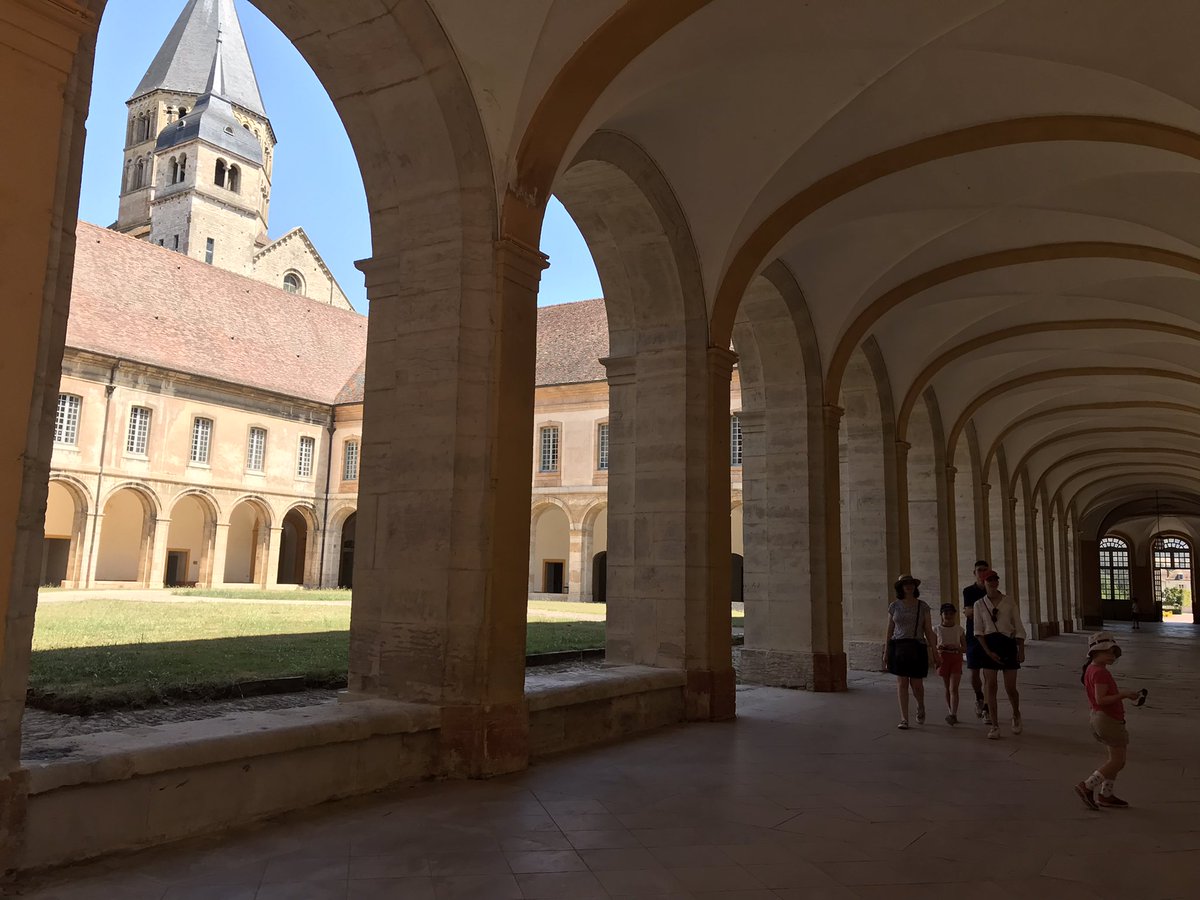 PSimonOF's tweet photo. Entre #Paray-le-#Monial et #Cluny, dans le joyau du pays #charolais, repos et ressourcement de rigueur https://t.co/zyzpiMX1UG