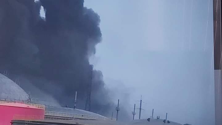 1er tanque.Sin llamas en este momento. Solo emana humo blanco. 2do tanque. En combustión y deformado. 
3er tanque. Mantiene su estructura en buenas condiciones, se está enfriando con agua a intervalos,con el propósito de mantener una adecuada temperatura que impida la combustión.