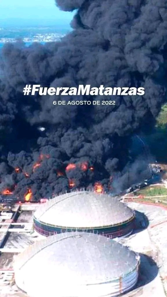 Último minuto Sin llamas el primer tanque incendiado en #Matanzas, #FuerzaCuba #FuerzaMatanzas que pronto estará también apagado el segundo. #Cuba @DiazCanelB