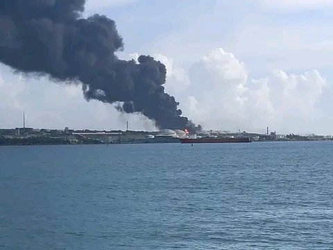 luisa_elena71's tweet photo. Sofocado el fuego en el tanque 1 de los dos incendiados en la base de supertanqueros de #Matanzas #MatanzasNoEstaSola #FuerzaMatanzas @YamileydisMP @tiempo21cuba https://t.co/HFL6CrTfCE