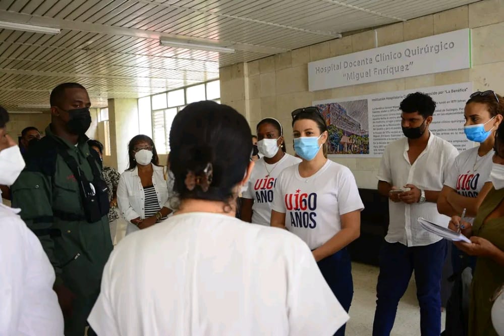 UJCdeCuba's tweet photo. Hasta los Hospitales de la capital llegó @aylinalvarezG  1ra Sec. del Comité Nac. de la #UJC, para conocer sobre el estado de los lesionados del incendio en #Matanzas, quienes agradecen las muestras de solidaridad de todo un pueblo que siente el dolor como propio. #FuerzaMatanzas https://t.co/8qZ1bYW031