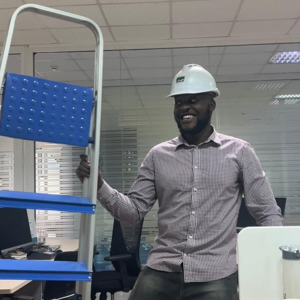injila_antony's tweet photo. Go routines and Go channels are something else for Go developers. Imagine spinning multiple web servers concurrently effortlessly.
This is how it felt learning this. 😁#goroutines #gochannels #golang https://t.co/8sfH3zT4I5