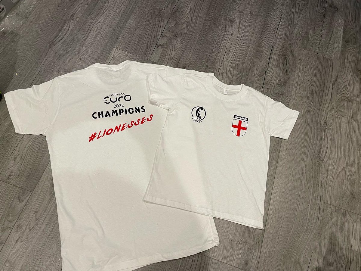 hoodio6's tweet photo. Euro 22 champions matching father and daughter T-shirts @Lionesses 

🦁🦁🦁

#Lionessess #England #champions #euro2022 https://t.co/Ujl6XuCz0n