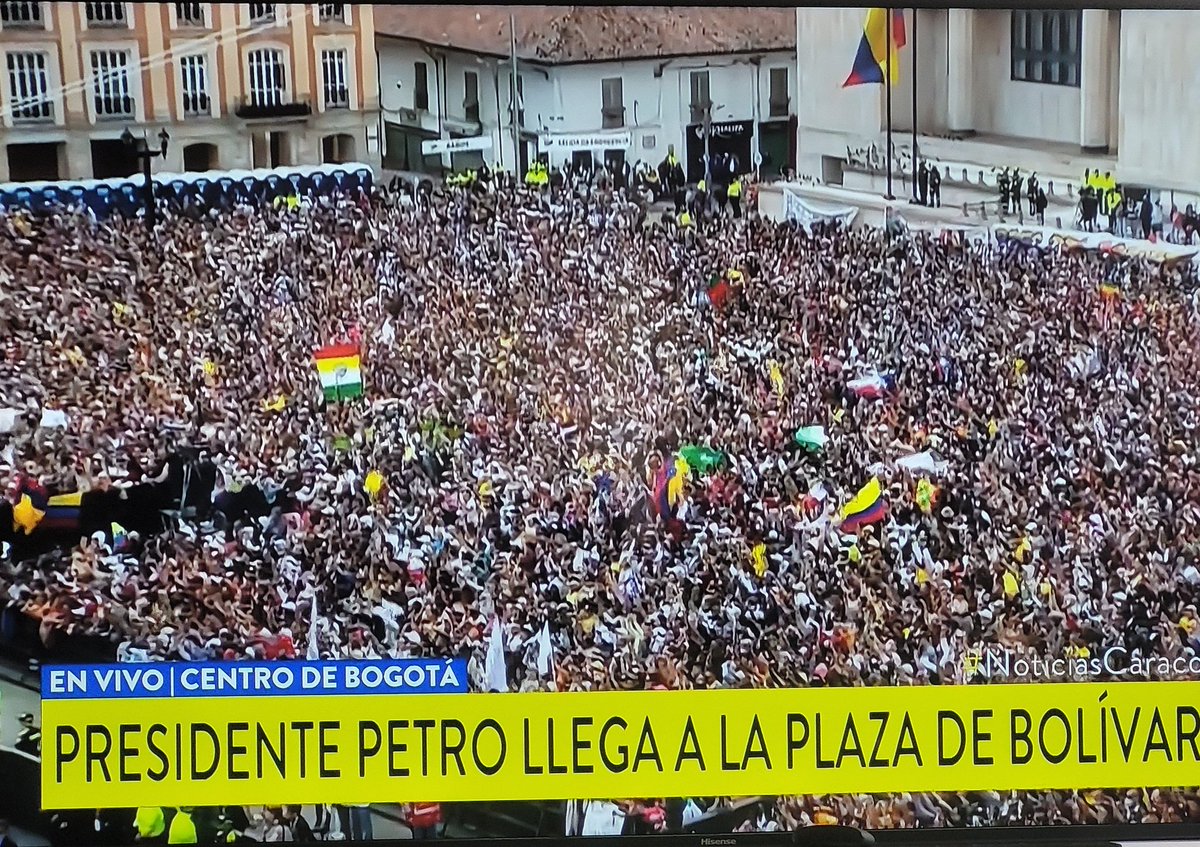 priorityhxrry's tweet photo. No estoy llorando, solo se me metió una plaza de Bolivar llena por la posesión de mai president Petrosky https://t.co/khw4e42MWC