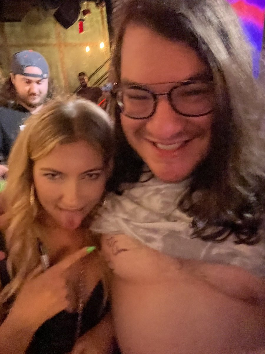 isaacmeeks's tweet photo. Remembering that one time @annielederman signed my titties and made her promise to talk about me on #trashtuesday Don’t you forget me bish!! Your trip to Austin wouldn’t have been the same 😂😂♥️ #standupcomedy #slugs https://t.co/Fbs5UbAqYg