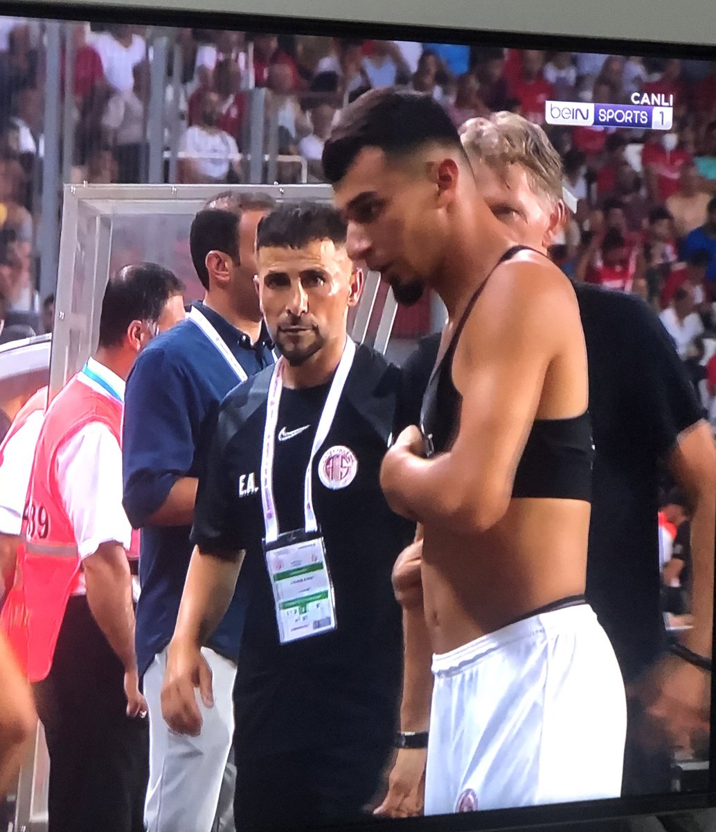kraloptimus's tweet photo. Gökdeniz yanmış, brezilyalı topçulara dönmüş resmen 😅 https://t.co/I7rDQbJqcP