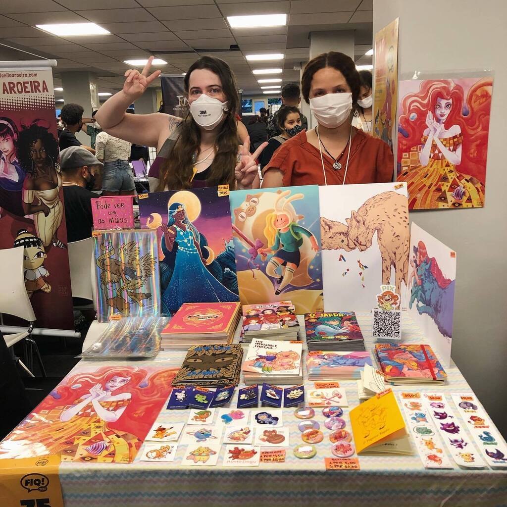 raposamatcha's tweet photo. Nossa! Que Festival de Quadrinhos @fiqbh é esse! INCRÍVEL a energia, o carinho e a empolgação de todes nesse evento. 

Estou hoje até as 21h aqui na mesinha 75 com minha amiga Ci, performando uma assistente 💕
Venham, venham ainda tem muitas coisas bo… https://t.co/NdrRMDx2p7 https://t.co/HRi5Eu5zrR