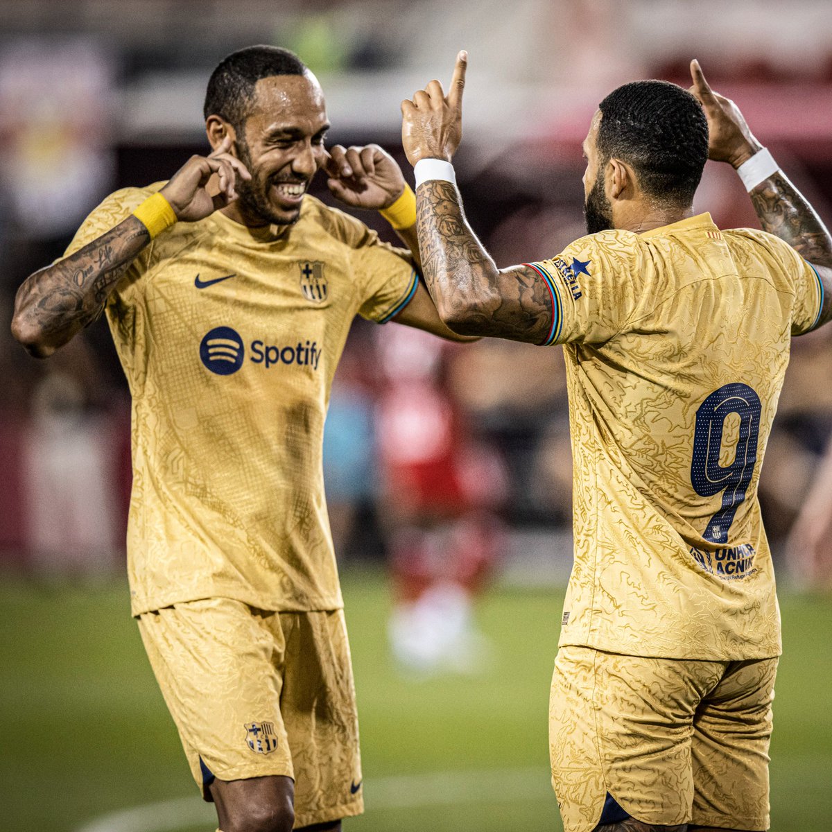 vik_tohr's tweet photo. Auba celebrating in styles with his teammates. Priceless @Auba #Auba #Lewandowski9 https://t.co/ai5VJ2Gtjm