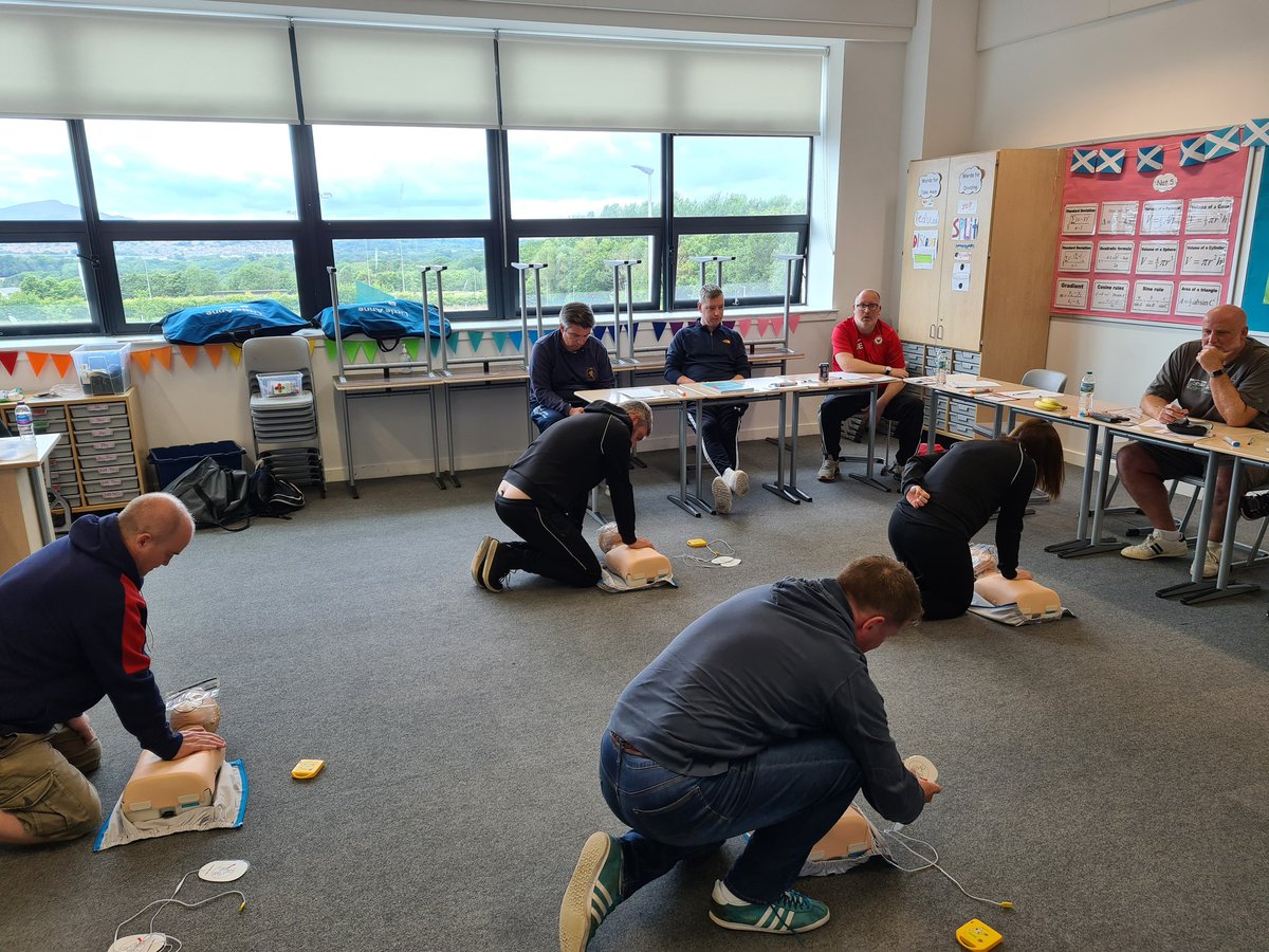 TrainingFa's tweet photo. A full course again this weekend as we delivered a sports injury course coaches in the @ScotFASouthEast.

Coaches from the following clubs:

@CockenzieStarFC
@HAFCYouth
@EdinburghSouth
@BonnyriggCFC
@Thistle2007

#FirstAid #HeadKnocks #IfInDoubtSitThemOut #ChildCPR #AED https://t.co/GD5zInOViT