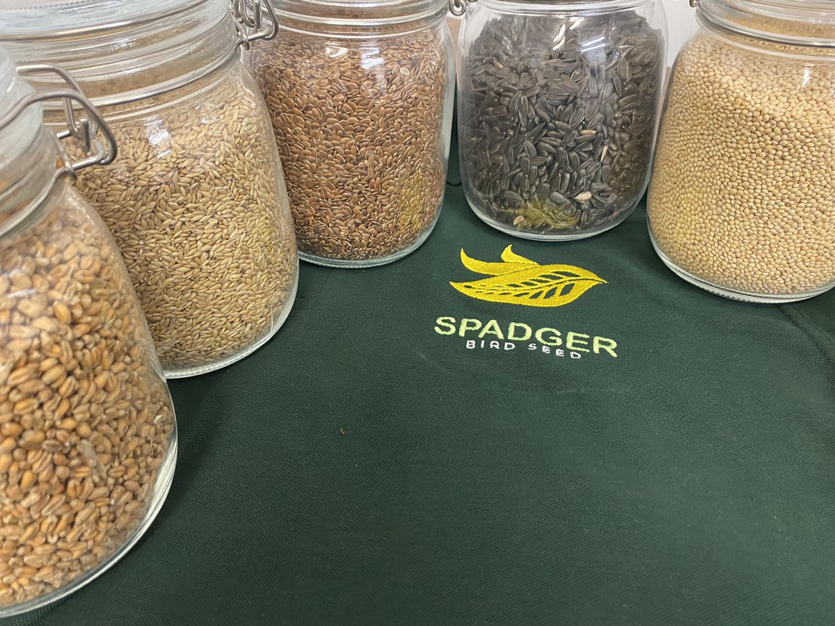 spadgerbirdseed's tweet photo. Really enjoyable evening with lots of people visiting our sunflower walk. Lots of interesting questions about what we’re doing on the farm. @matjim5 @NFUEastAnglia This years charity @EastAngliAirAmb https://t.co/T33uREN51y