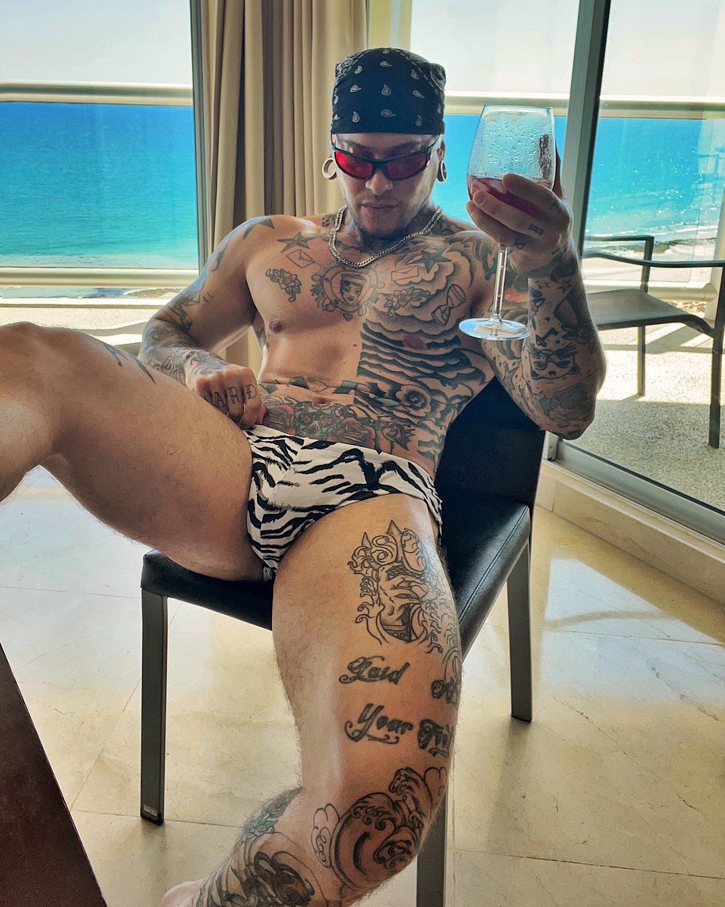 TW Pornstars - 2 pic. G U Y 🇦🇺🏳️‍🌈. Twitter. Hot body .. Hot ink …  Sweet friend 😘 Sending the love ❤. 8:33 PM - 7 Aug 2022