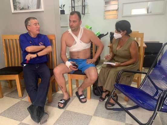 ‼️Tres meses después de que su rostro se hiciera viral por ser el primer rescatista en llegar al Hotel Saratoga, el bombero Juan Carlos vuelve a ser noticia al estar en la primera línea del fuego en Matanzas. Recibió quemaduras y hoy es su cumpleaños.🎂 

✍️Julio Gonpagés