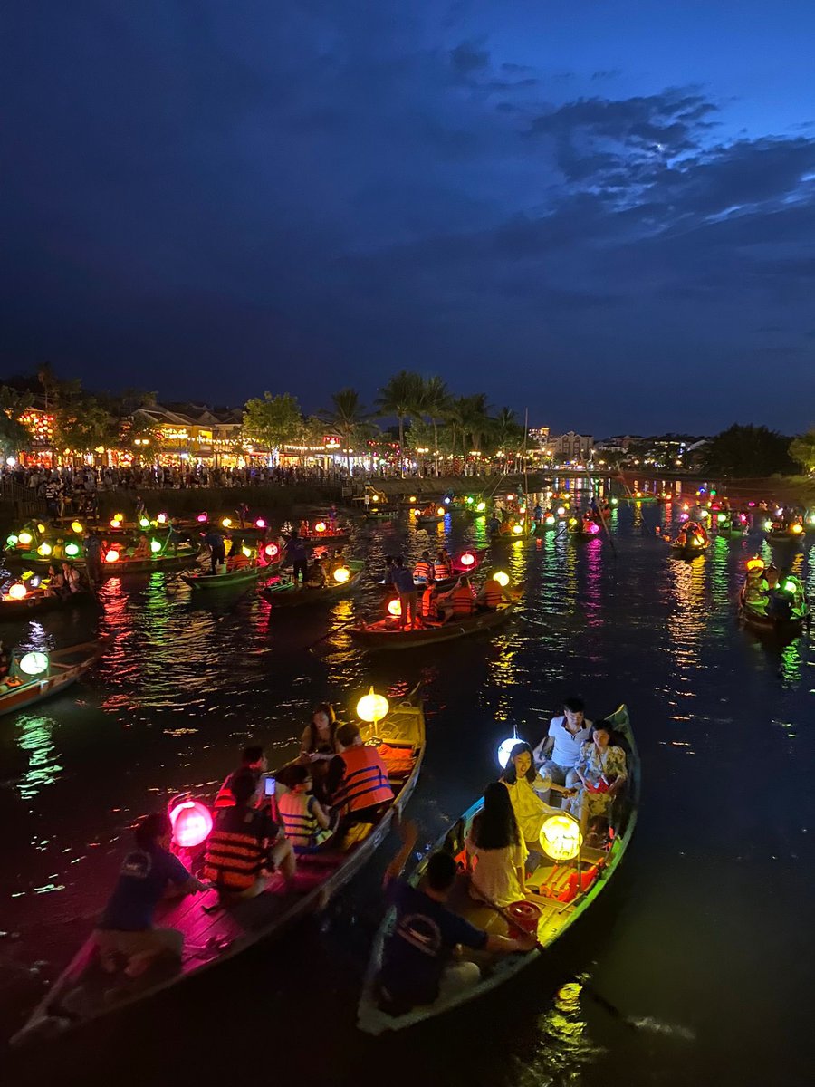 albaserrat's tweet photo. Quan deixes enrere la por per donar pas a la il•lusió passen coses màgiques 🏮💕 #hoian #oneweekago #magicvietnam https://t.co/tbaXnjeIBN