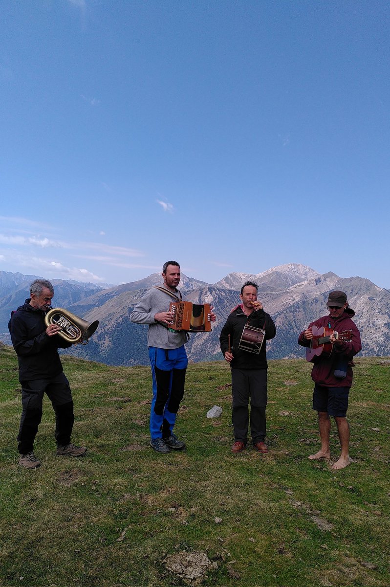 Agermanament occitano-català al port de Salau. Caminada, música, ball, vi i formatge. Gràcies <a href="/CAOC_/">CAOC</a> per fer aquest acte, <a href="/sempronianaFolk/">semproniana</a> per la música tradicional. I gràcies <a href="/marcdelparc/">Marc Garriga 👣🐑🦇🏞️</a> per fer-nos estimar aquest indret explicant tant,i <a href="/pnaltpirineu/">Parc Natural de l'Alt Pirineu</a> per acollir les tradicions