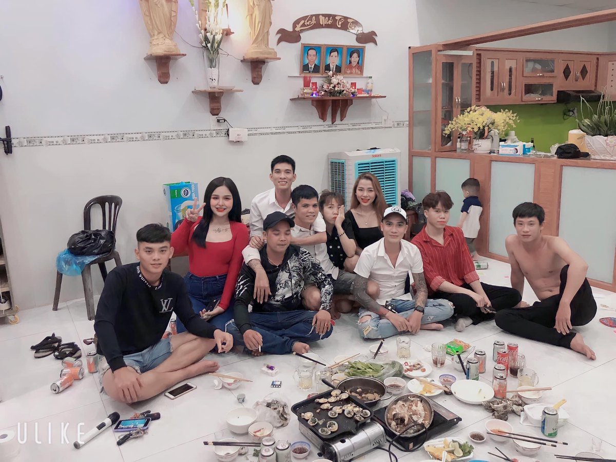 Telquila0105's tweet photo. Chuyện là nhậu cả đêm giờ chỉ ước có ng adđ zalo để nch . Sdt có trên tường pkeeeee https://t.co/RpiMNHD2Xc