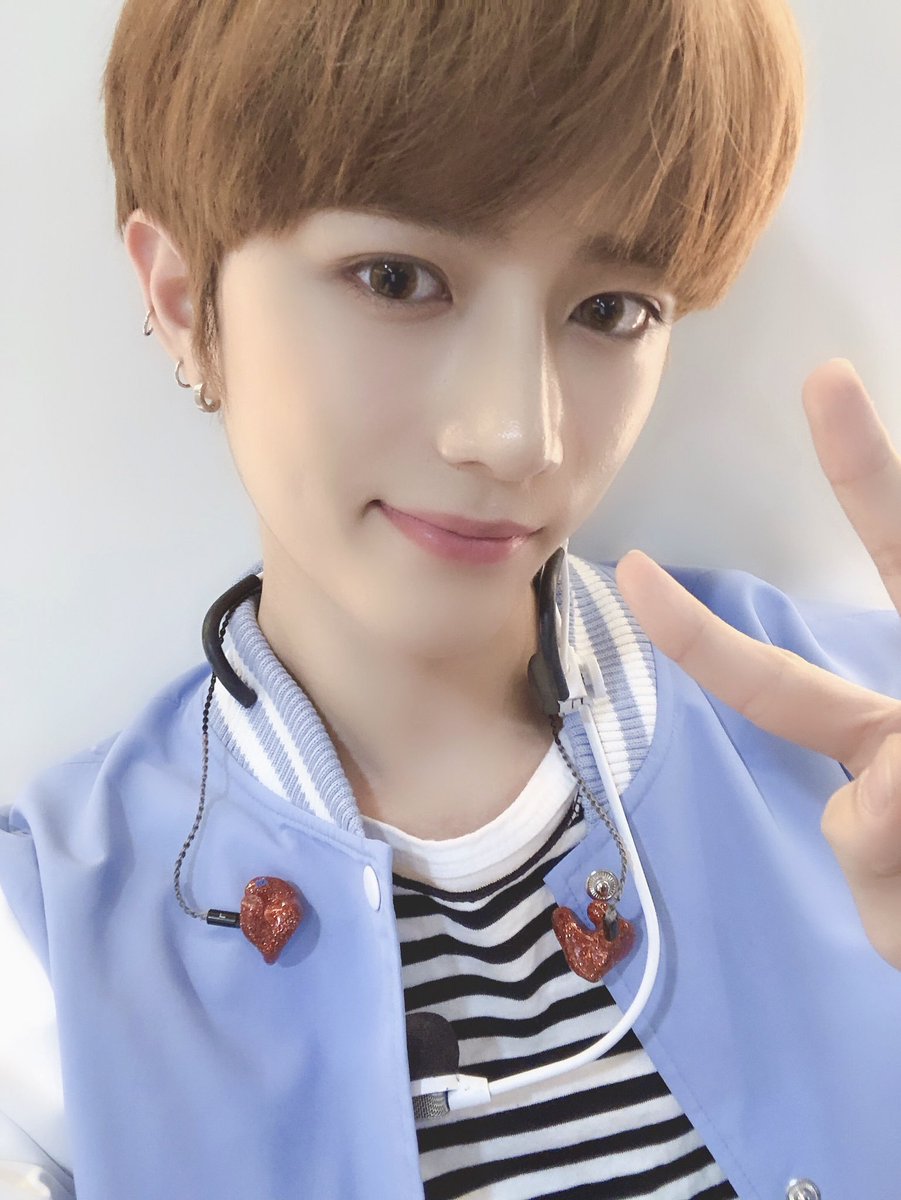 Nomás tenían que darle fecha a Harukito para correr al #𝟢𝟩𝟢𝟪ー𝑓ansignDay1 y estar más que puesto a ser el que le mande porritas a los guapos < Ikaris y Koda > en este #𝘭𝘰𝘷𝘦𝘭𝘺ꫢ𝘀𝘱𝘢𝘤𝘦 ₊˚⊹♡ que saca sus lados de boyfriend material que tanto amamos.