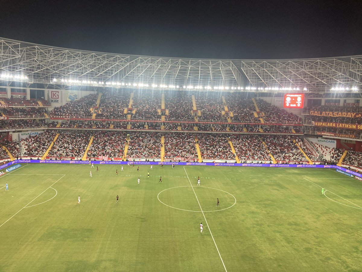 SebDuval's tweet image. Rentré en toute fin de match, Bafetimbi Gomis marque sur son premier ballon le but de la victoire de Galatasaray à Antalya (1-0), le lendemain de ses 37 ans #panthere #turquie 🇹🇷