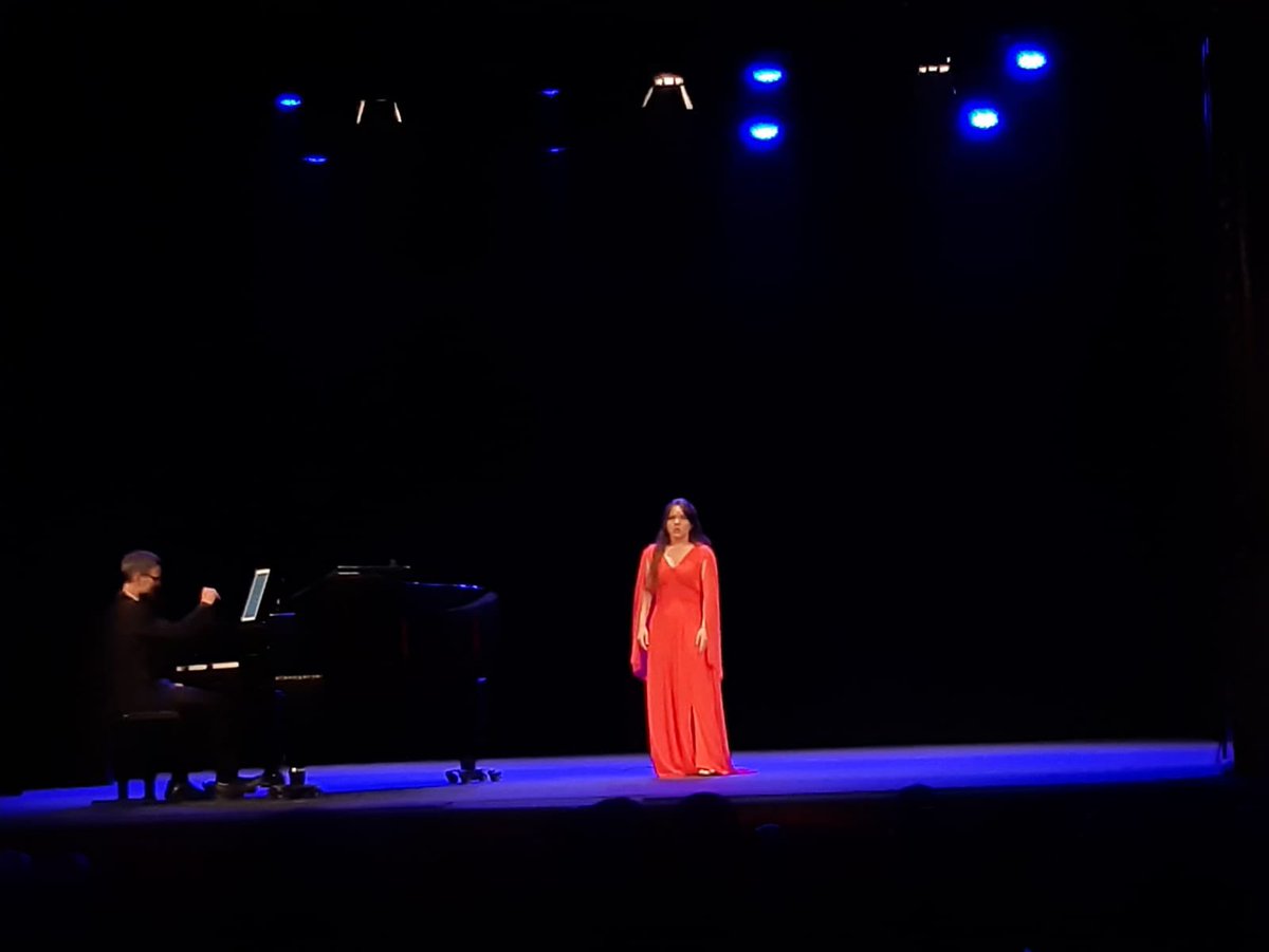 AjSitges's tweet image. Avui s’ha celebrat la gala de les classes magistrals de tècnica vocal i interpretació lírica que es celebren la primera setmana d’agost al @CasinoPrado. 

🎼El recital d’òpera va sorgir de la mà de la mateixa soprano Fiorenza Cedolins