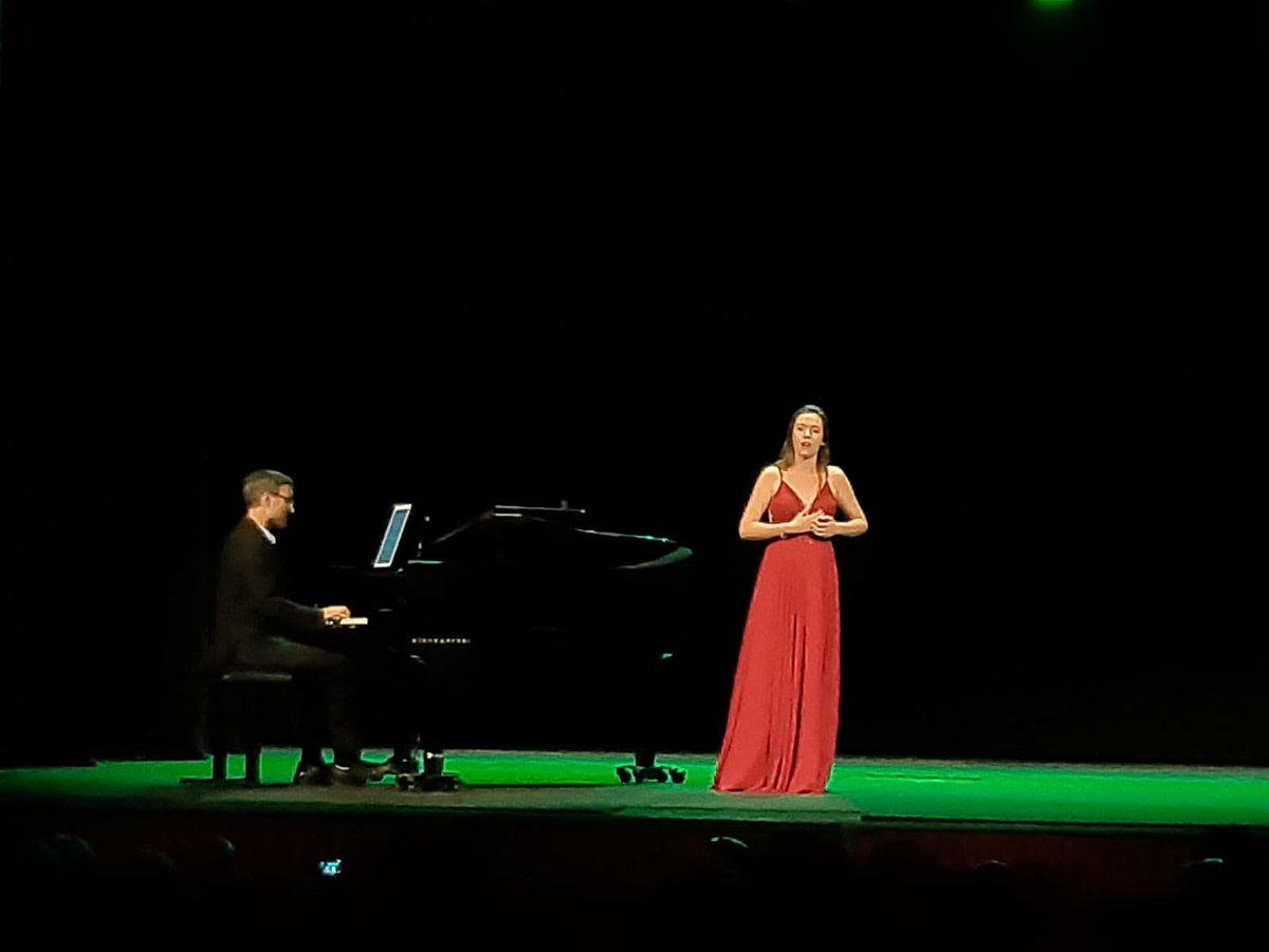 AjSitges's tweet image. Avui s’ha celebrat la gala de les classes magistrals de tècnica vocal i interpretació lírica que es celebren la primera setmana d’agost al @CasinoPrado. 

🎼El recital d’òpera va sorgir de la mà de la mateixa soprano Fiorenza Cedolins