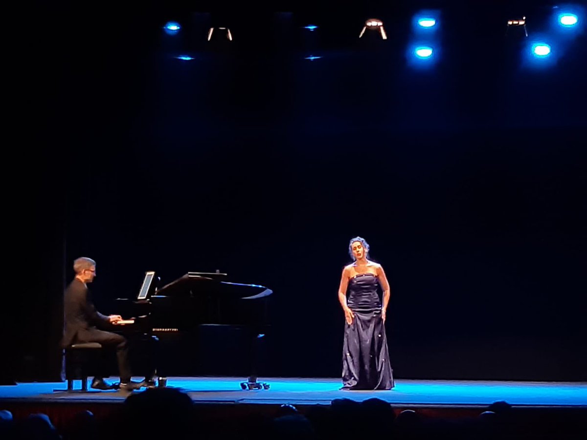 AjSitges's tweet image. Avui s’ha celebrat la gala de les classes magistrals de tècnica vocal i interpretació lírica que es celebren la primera setmana d’agost al @CasinoPrado. 

🎼El recital d’òpera va sorgir de la mà de la mateixa soprano Fiorenza Cedolins