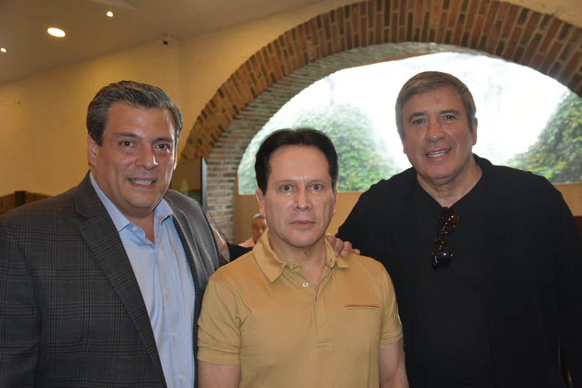 DanielAceves84's tweet photo. Un gusto compartir con  compañeros medallistas olímpicos, comunicadores y grandes amigos, en el evento de @CarlosMercenar3 celebrando 30 años de ganar la medalla olímpica.
¡Felicidades Carlos!
@wbcmoro @jagrfutbol
@_LupitaGlez
@Antonio_Rosique @quiquegaray @fersch_4 @finitolopez1 https://t.co/3euK9xCOeY