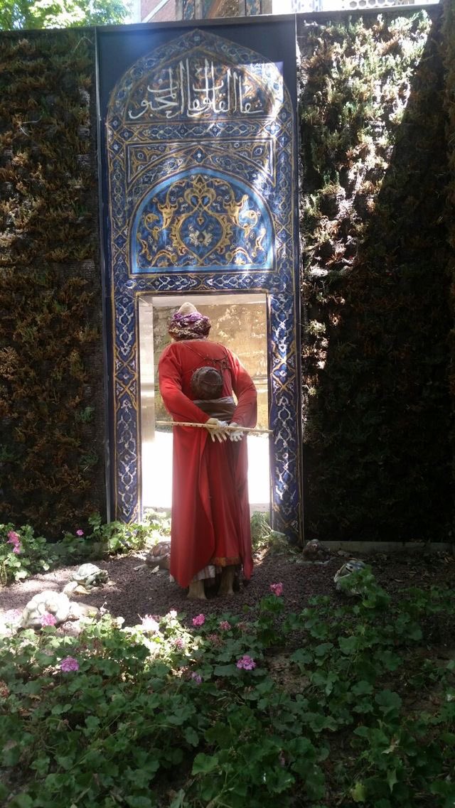 ogutname's tweet image. Oğlum, aklını kullanırsan, yaran kuvvet; ruhun rehber, kader sırdaşın olur. Sana bir dert isabet ederse üzülme, bil ki doğru yoldasın. Rızıktan ve yara almaktan korkma. Allah’dan başka kimseden bir şeyi ısrarla isteme.