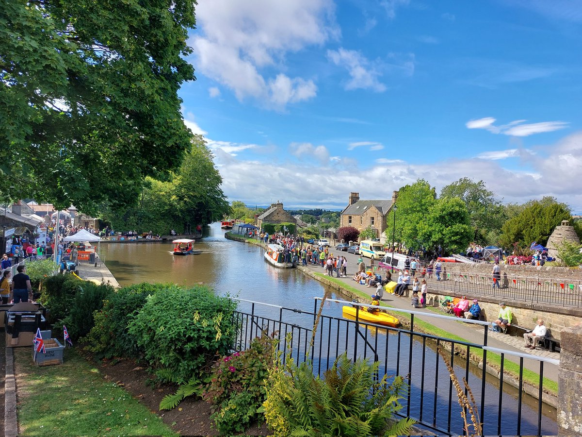 Spent a thoroughly enjoyable afternoon along at the Linlithgow Canal Centre earlier today ...
... was attending their Canal Fun Day and the famous 'cardboard boat race' was indeed very entertaining :-)