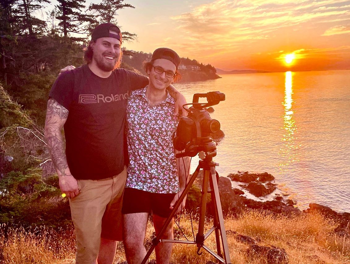 VISportsTalk's tweet photo. *SNEAK PEEK*👀
NEW #OneTakeSession dropping today with "Baby Bleu" on #TheCityLifeProject #Youtube Channel!
SUBSCRIBE⬇️🎶
https://t.co/l91IbzhgEj
#livemusic #acoustic #acousticmusic #music #vancouverisland #sunset #originalmusic #song https://t.co/b1d418Bbm2