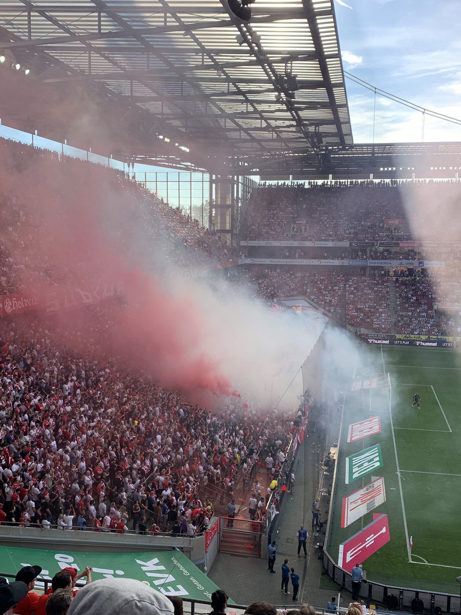 RobinKolf's tweet photo. Een prima pot om dit seizoen mee te beginnen, met ook een uitstekende sfeer in een zeer zonnig Müngersdorf! #effzeh #KOES04 https://t.co/KoMgEgzhKD