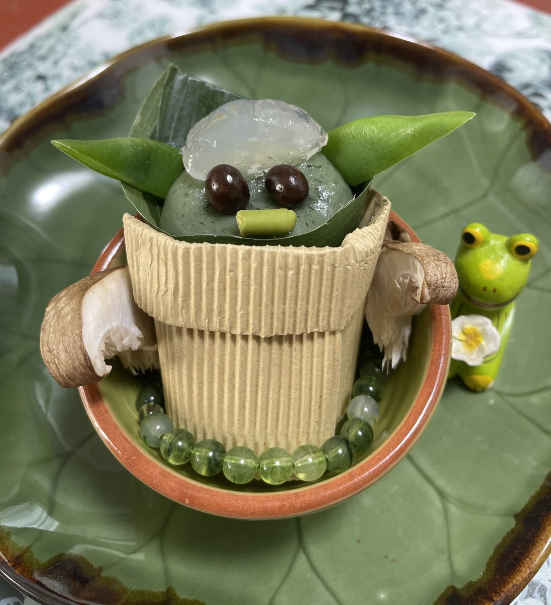momoyuzuka1's tweet photo. A character from #TheMandalorian out of dairy products. #gish #item189
#TheChild #Grogu #teamNewHam 

The Child (Grogu) made of Japanese rice cake with medicinal leaf, chocolate eyes and macha mouth, ears of string beans, and shiitake hands. He loves frog.🐸He ware Amazon cloth😊 https://t.co/pyxdxvh6F7