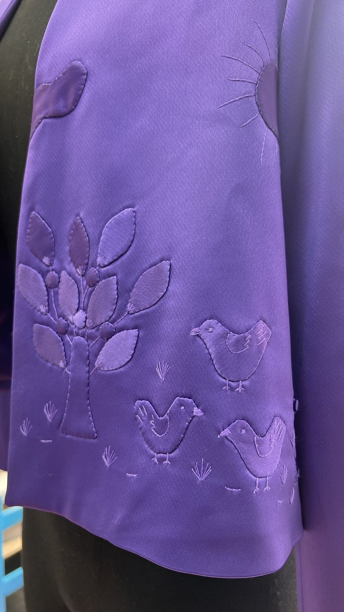 diegogzo's tweet photo. Con este vestido que @sofiapetroa me permitió diseñarle para acompañar a su padre en la posesión presidencial, doy la bienvenida al nuevo gobierno. Este vestido habla de unión, de vida, de respeto, de tradición, de cultura. De Colombia. Como debe ser. https://t.co/VHBYG8jDfE