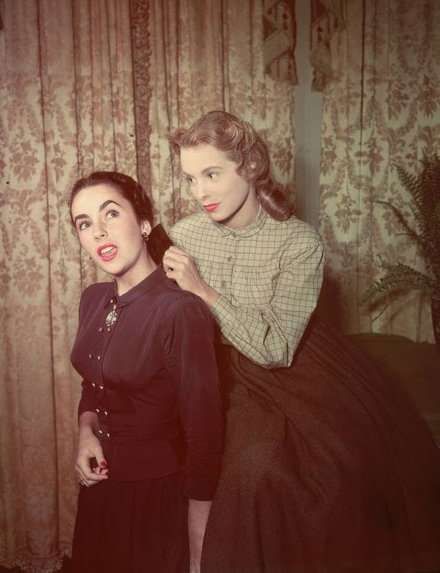 jatustein's tweet photo. Janet Leigh adjusting the bow in Elizabeth Taylor's hair on set of Little Women (1949).
#JanetLeigh #ElizabethTaylor #LittleWomen #c1949 #film https://t.co/VCN8iOemkC