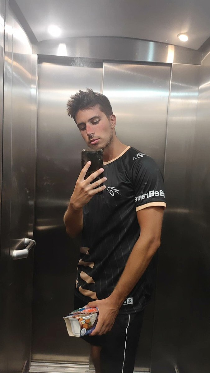 xblaze00's tweet photo. SORTEO!!!!! 
CAMISETA DEL MEDIO DE TEAM BRAVUS WR Y UNA SKIN A ELEGIR DE 990 MONEDAS DE ESAS.
Requisitos:
 - Seguir y RT.
 - Menciona a una persona a la que matarías en tus rankeds.
El ganador será anunciado el viernes 12 de Agosto.
Mucha suerte 😁 https://t.co/JZvi3MUQKl