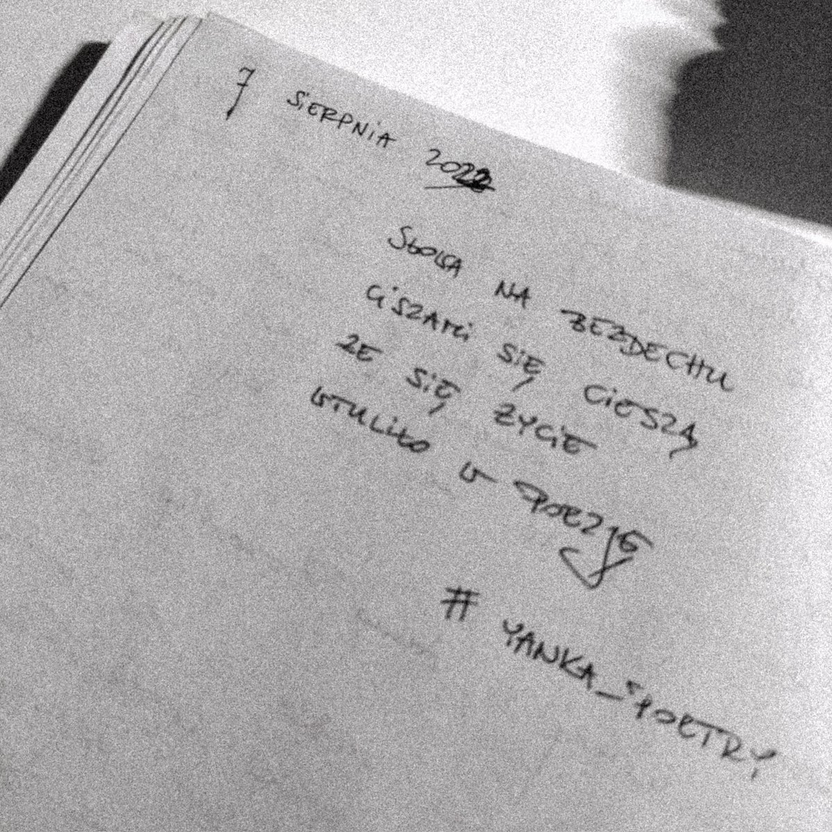 PoetryYanka's tweet photo. słowa na bezdechu
ciszami się cieszą
że się życie
wtuliło w poezję
____________________________________
#yanka_poetry #poezjacodzienna
#poezjapolska #poezja #poezjawspółczesna #poezjakobiet #bezdech #cisza #miłość #lato2022 #wiersze #wiersz #instapoezja #instapoetry https://t.co/4d5MDDx1cj