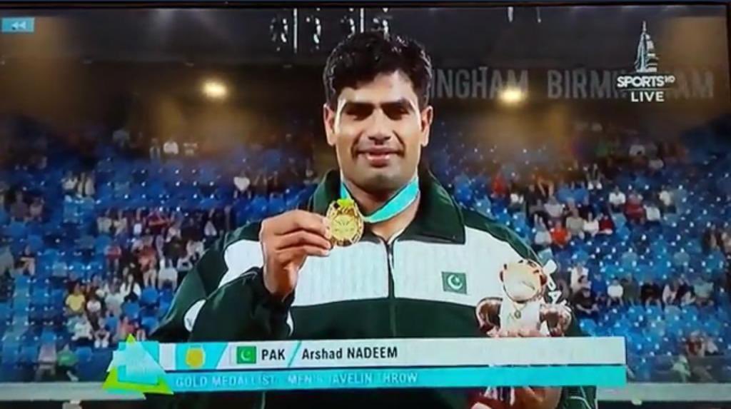 OfficialDGISPR's tweet photo. General Qamar Javed Bajwa, COAS congratulates Arshad Nadeem for creating history with his exceptional performance in #CWG setting a new record. “Arshad Nadeem is pride of the nation and our national Hero” COAS https://t.co/oh1BY5R59h