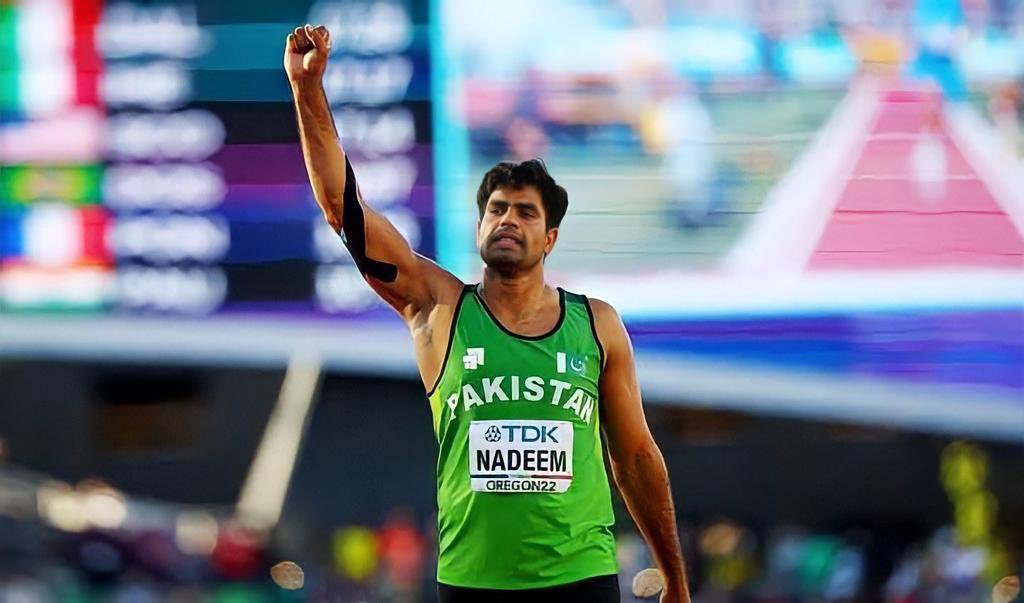 OfficialDGISPR's tweet photo. General Qamar Javed Bajwa, COAS congratulates Arshad Nadeem for creating history with his exceptional performance in #CWG setting a new record. “Arshad Nadeem is pride of the nation and our national Hero” COAS https://t.co/oh1BY5R59h