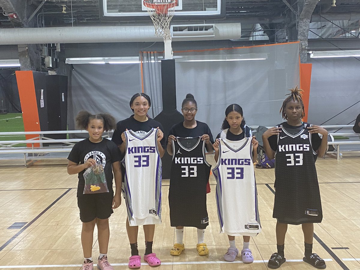 kennedylockdown's tweet photo. Thank you soooo much Mr. Sonny Parker..Jabari…Angie foster…Jeff.. for having me and my @example_academy @ExampleSports3 friends at your @TeamJabari camp and encouraging girls in basketball as well as giving back to Chicago youth🙏🏾🤞🏾
#ChicagoKids #WeJustBuiltDifferent https://t.co/PUYaECqDeF