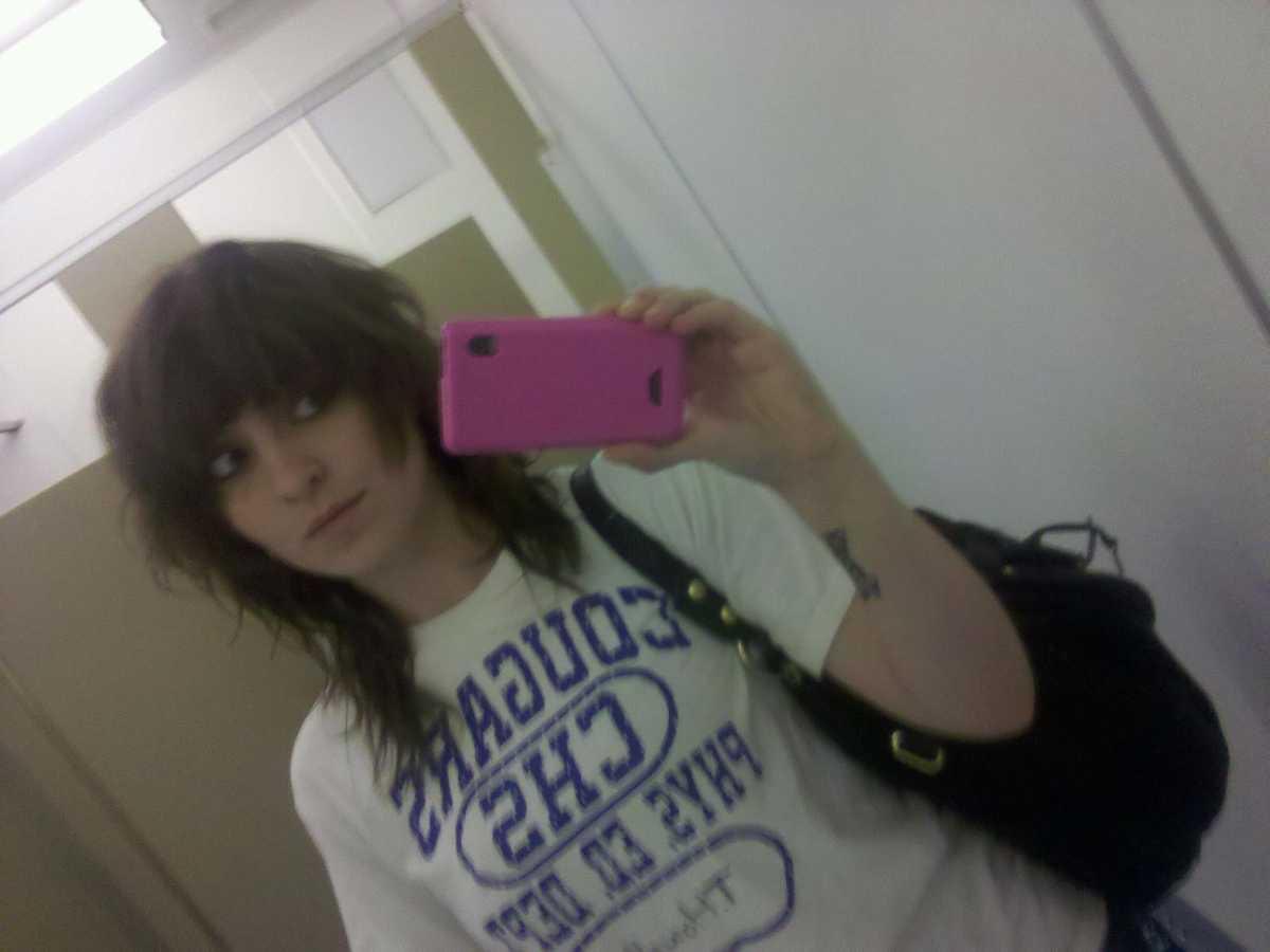 TiffanyYelps's tweet photo. LMFAO. Not me with the fuckin wolfcut mullet all the way back in 2012. 💀💀💀 https://t.co/ErBIzCuK2c