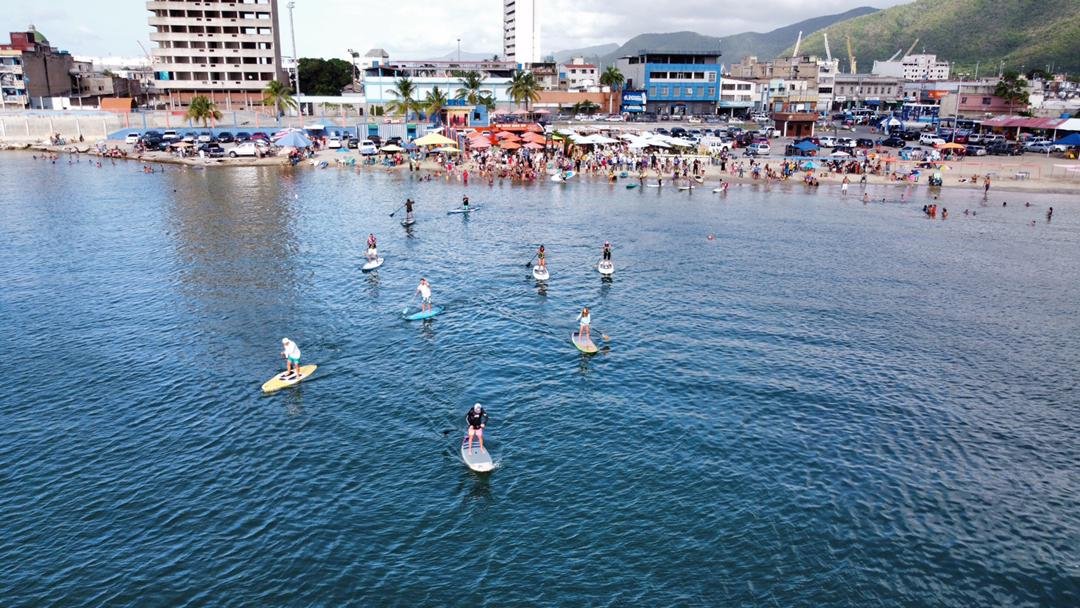 apuertocabello's tweet photo. Así se vio desde #LasAlturas el 1er Invitacional de Paddlle donde más de 25 paddlelistas porteños recorrieron un circuito de 2 kilómetros con mucho entusiasmo y adrenalina frente a un colorido paisaje propio de la costa carabobeña. @rafaellacava10 
@JCbetancourt72 https://t.co/mS4fGNb1cD