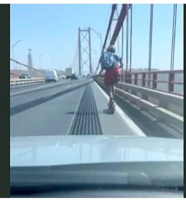 pedrotomas1975's tweet photo. Ponte 25 de Abril, hoje, trotinete a passar a ponte pelas 17h 😳 https://t.co/nr6Yz4q6XX