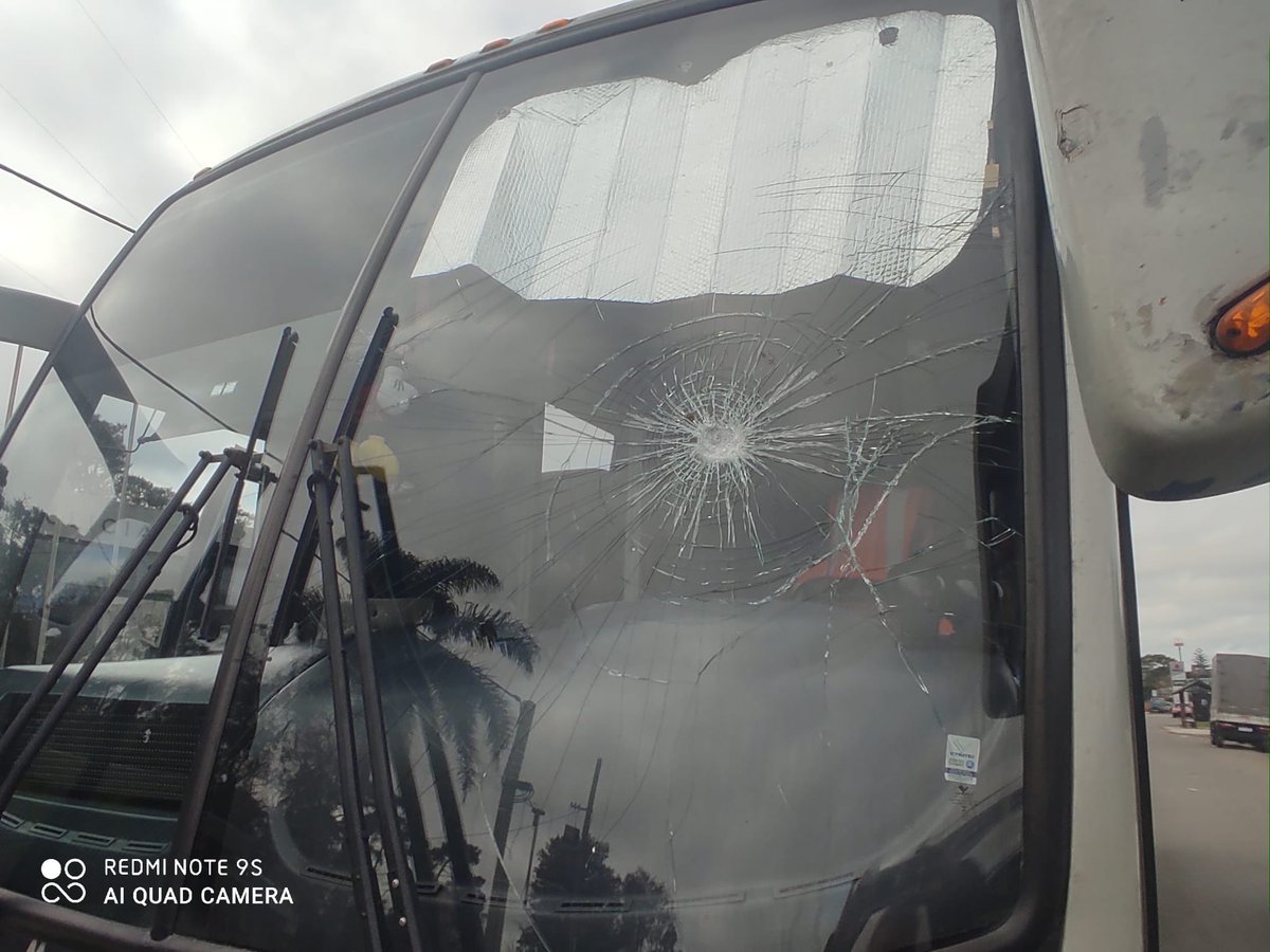 Así quedó el ómnibus que trasladaba a los jugadores de Bella Vista en el encuentro de hoy ante Deportivo Italiano. 

El pedido de garantías a la <a href="/AUFOficial/">AUF</a> previo al partido, no tuvo la eficacia esperada, al tiempo que nuestro plantel debió esperar 1 hora por un nuevo ómnibus.