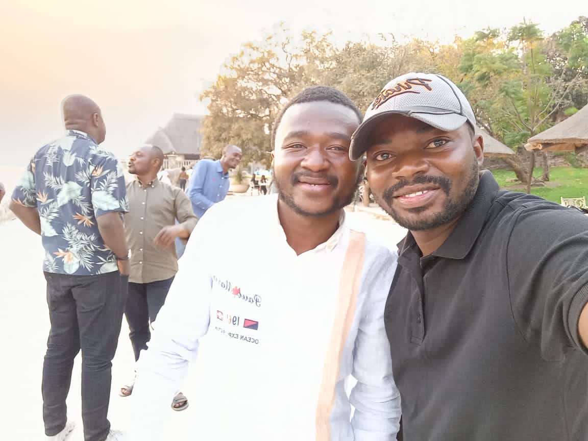 coeurdafriqueM's tweet photo. J'aime bien l'appeler #michka @KasangaMichel2 le communicateur privé du président @yvesnswal et chef du département audiovisuel de l'@uncrdc, l'ho de la cinématographie, un bon dimanche passé en compagnie de vous dans les bruits dans le #lualaba profond .
@BillyKambale1 https://t.co/V56tZ5WTh4