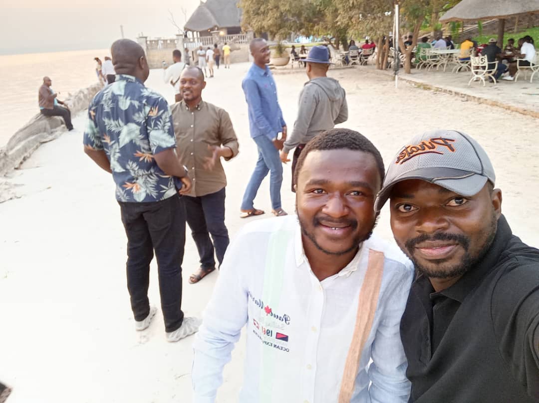 coeurdafriqueM's tweet photo. J'aime bien l'appeler #michka @KasangaMichel2 le communicateur privé du président @yvesnswal et chef du département audiovisuel de l'@uncrdc, l'ho de la cinématographie, un bon dimanche passé en compagnie de vous dans les bruits dans le #lualaba profond .
@BillyKambale1 https://t.co/V56tZ5WTh4